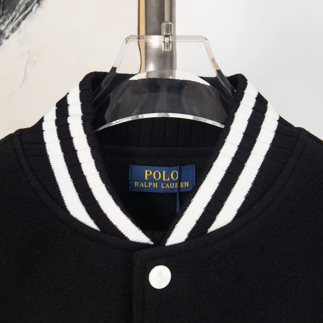 P620 zp version [exclusive supply] RAH LAUREN horse logo embroidery stitching baseball jacket jacket Warm reminder: It is recommended to hand wash or dry clean! ! This year is particularly popular. Baseball uniform jackets are available at all levels of the market (you must compare the details). The most powerful quality control. Baseball uniforms have been produced and researched for 7 years. The details are exquisite. With it, you will be the most handsome boy in the world. The fully painted surface with four-button buttons (buttons with LOGO), the fabric is customized for more than a month. It is not ready-made in the market. It is made of woolen blended fabric, custom-woven and dyed. It has high color fastness. It is recommended to hand wash or dry clean for the first time. "Custom-woven knitted rib at the hem", the lining is made of silky and delicate cupro fiber material, which can be worn directly against the body. It is extremely comfortable, a heavy-hitting item, purchase version!  Color: Black Size: XS S M L Number: RC10873